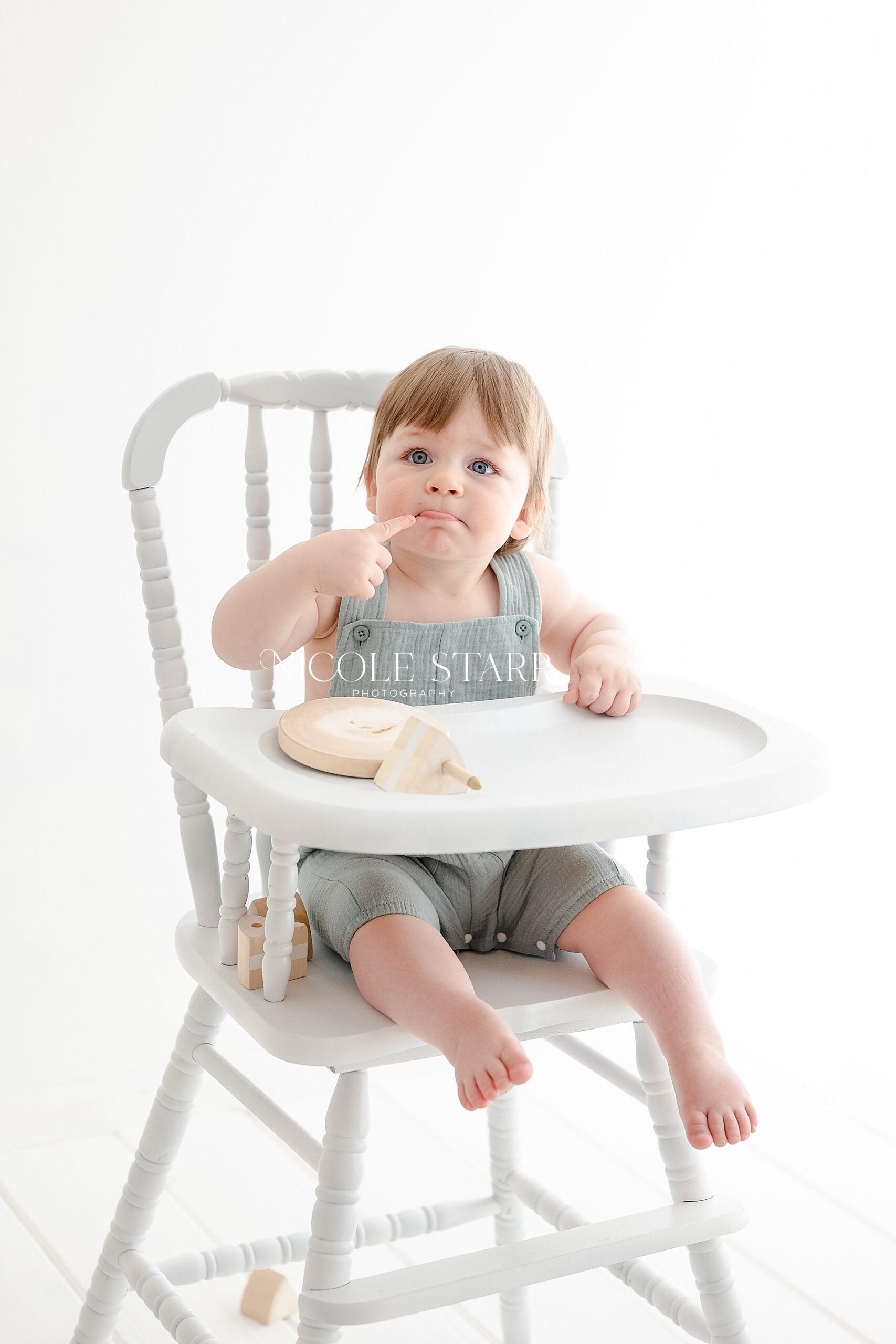 The Beauty of a Simple Cake Smash Session for First Birthdays