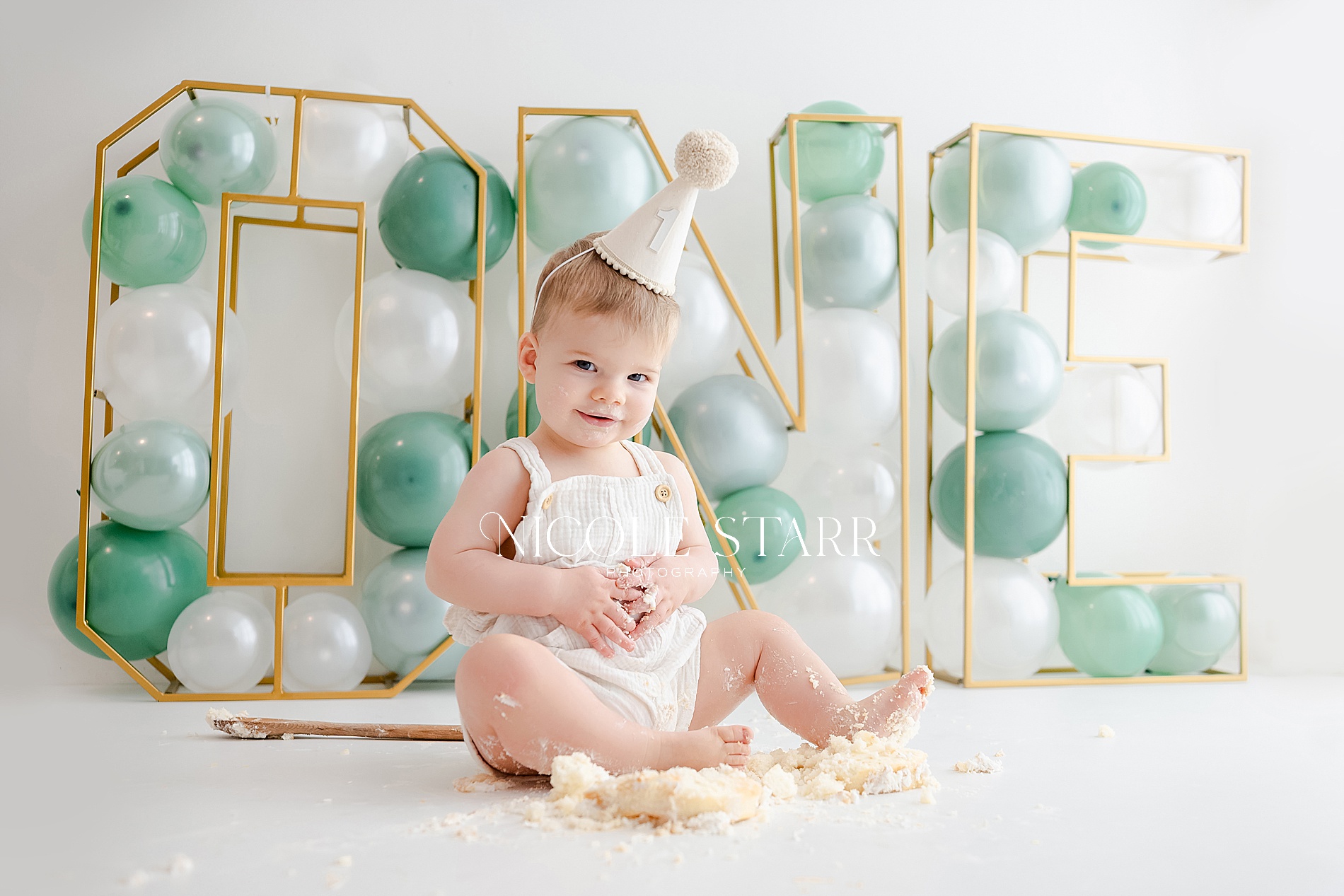 simple green and white cake smash with balloons