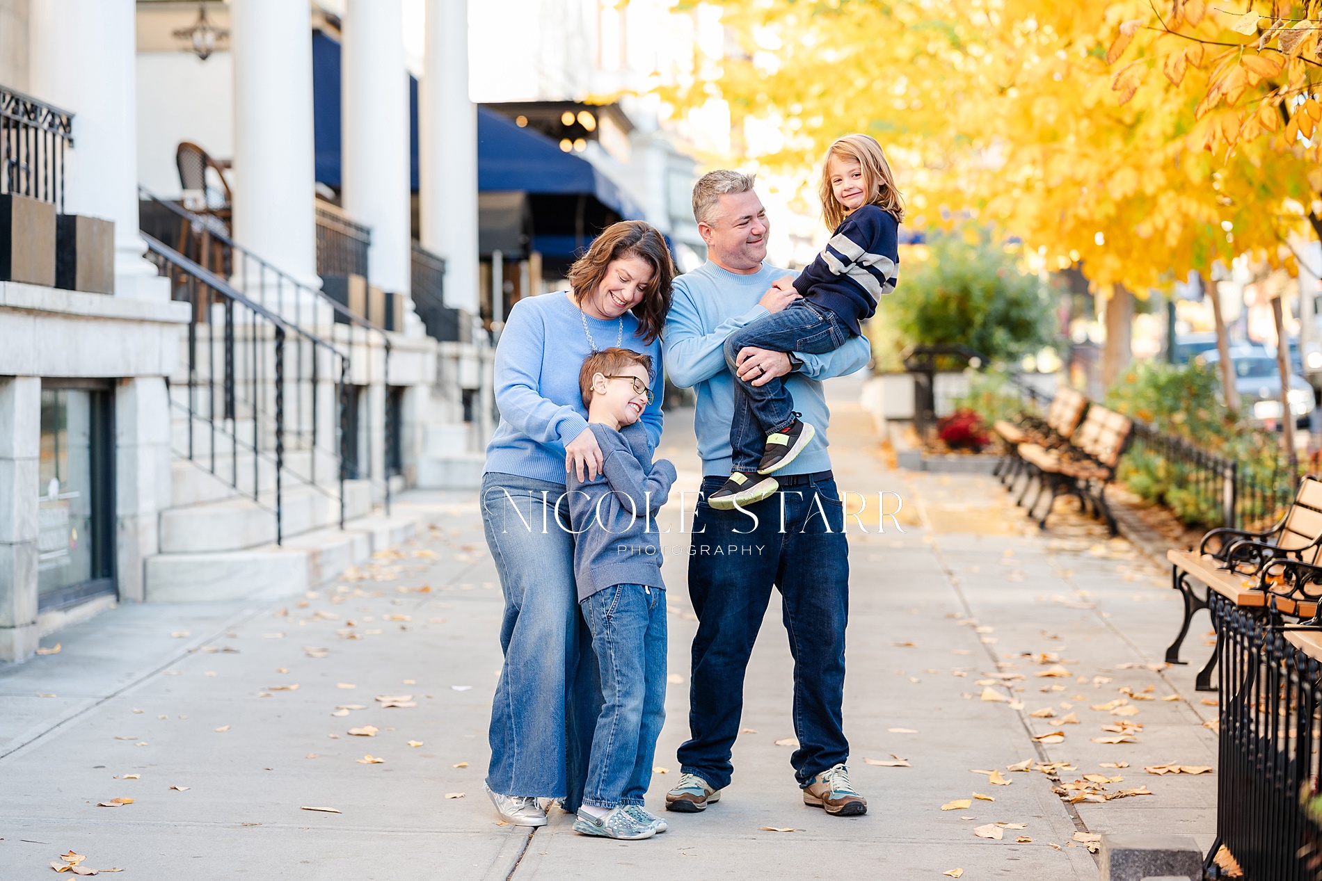 candid family portraits on Broadway in Saratoga Springs, NY