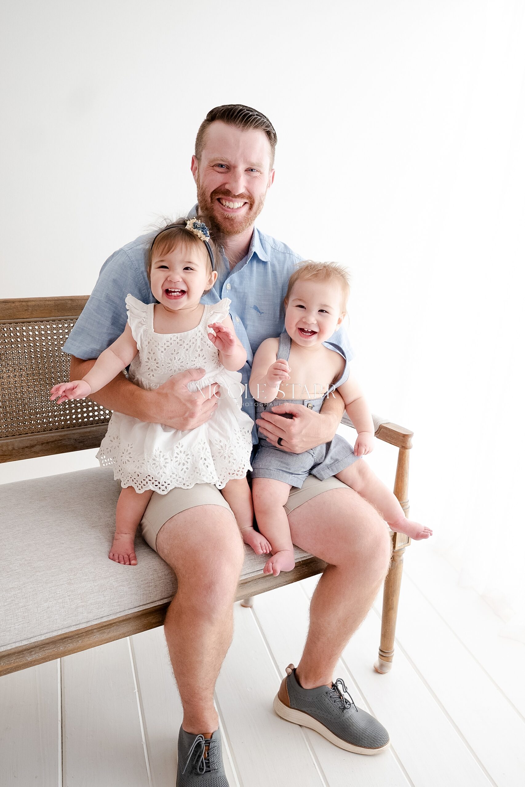 dad holds twins